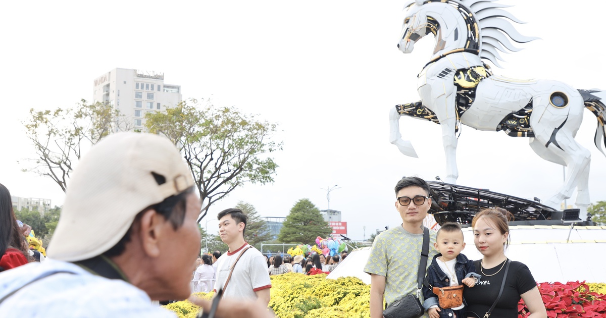 Linh vật ngựa Kim Mã 4.0 ở Đà Nẵng 'gây sốt', thợ ảnh cầu Rồng thu tiền triệu mỗi ngày