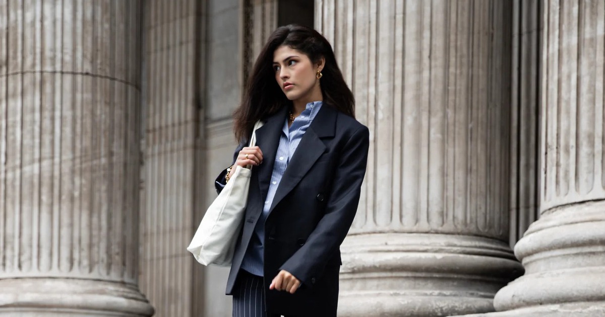 Quần tây kẻ sọc, từ đồng phục công sở đến xu hướng hằng ngày