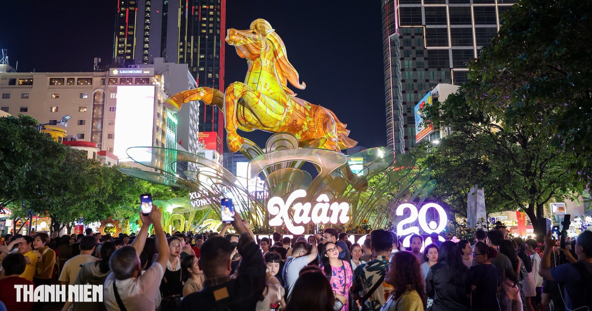 Đại cảnh ngựa ở đường hoa Nguyễn Huệ được giữ lại th&ecirc;m 1 th&aacute;ng