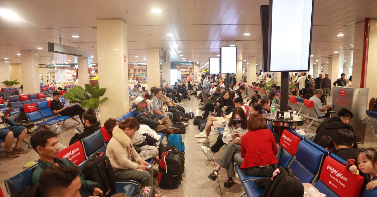 Mùng 5 tết, hành khách vật vờ ở sân bay Tân Sơn Nhất vì delay kéo dài