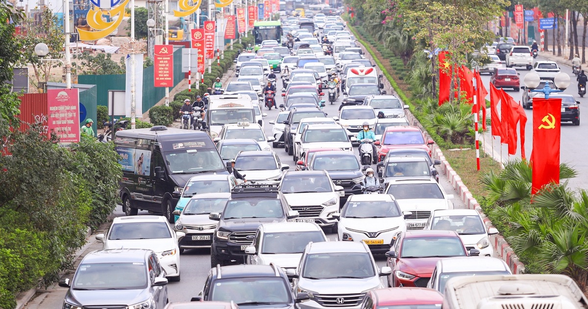 Xe nối đuôi nhau trở lại Hà Nội ngày mùng 5 tết Bính Ngọ