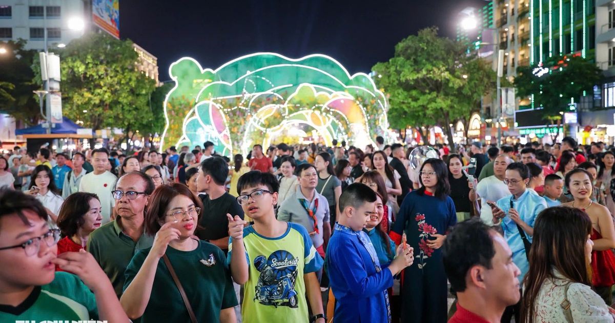 Đường hoa Nguyễn Huệ bế mạc: Hơn 1,8 triệu lượt khách tham quan dịp Tết Nguyên đán