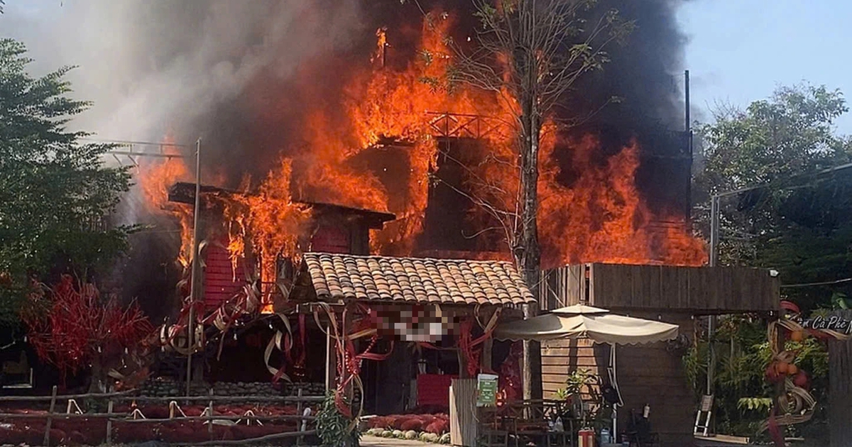 Cháy lớn quán cà phê nổi tiếng ở TP.HCM, lửa đỏ rực cả khu dân cư
