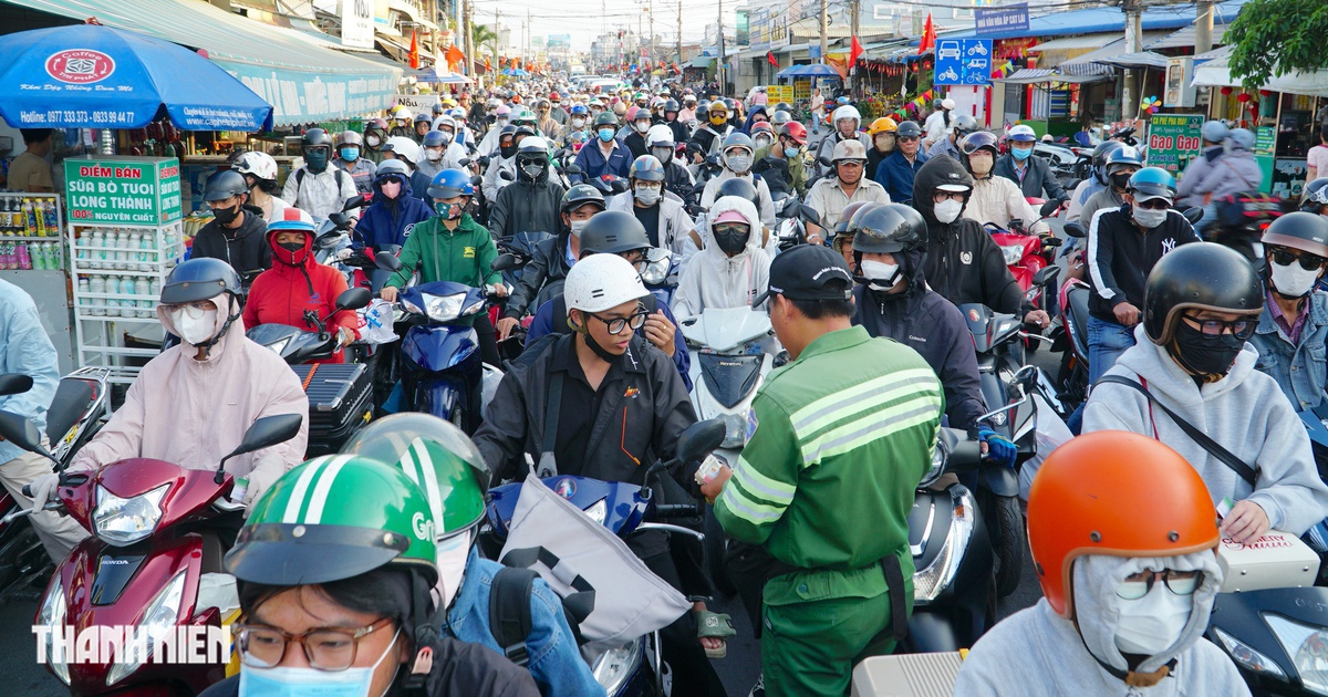 Hàng dài xe nối đuôi nhau qua phà Cát Lái trở lại TP.HCM ngày nghỉ tết cuối cùng