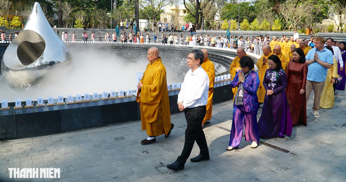 C&ocirc;ng vi&ecirc;n L&yacute; Th&aacute;i Tổ m&ugrave;ng 6 tết: Cầu si&ecirc;u, tưởng niệm nạn nh&acirc;n Covid-19