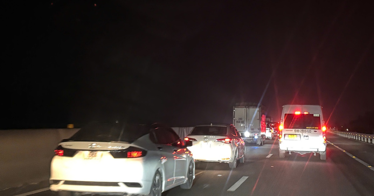 Đường miền Tây về TP.HCM kẹt xe nghiêm trọng, di chuyển 200 km mất hơn 8 tiếng