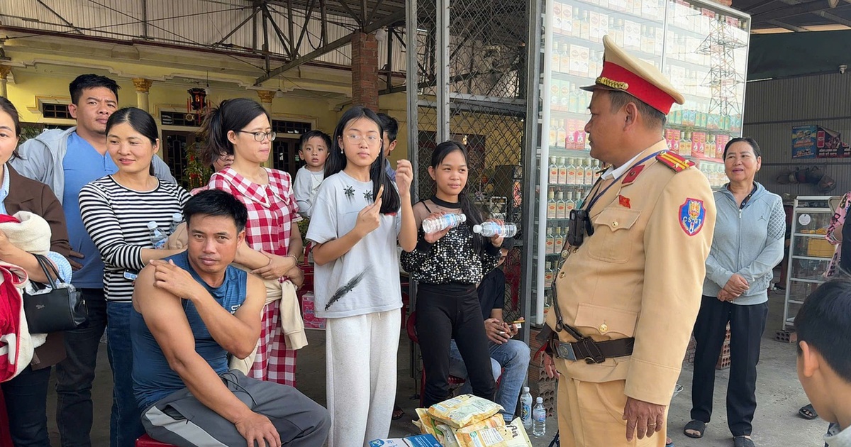 H&agrave;nh kh&aacute;ch cầu cứu giữa đường, CSGT TP.Huế kịp thời tiếp tế