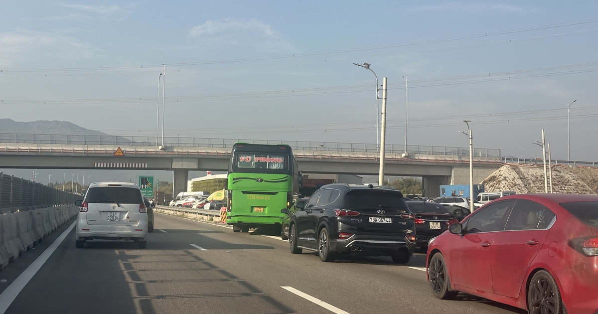 Trạm dừng chân cao tốc thất thủ, tai nạn 'rình rập' tài xế