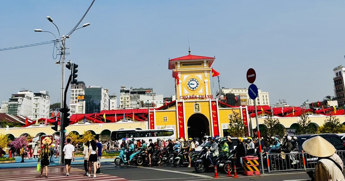 Nắng nóng, mưa trái mùa cùng xuất hiện trong tuần làm việc đầu tiên sau Tết Nguyên đán