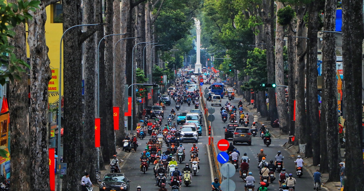 Ngày đầu đi làm sau tết: Thời tiết mát mẻ, đường phố TP.HCM lại tấp nập