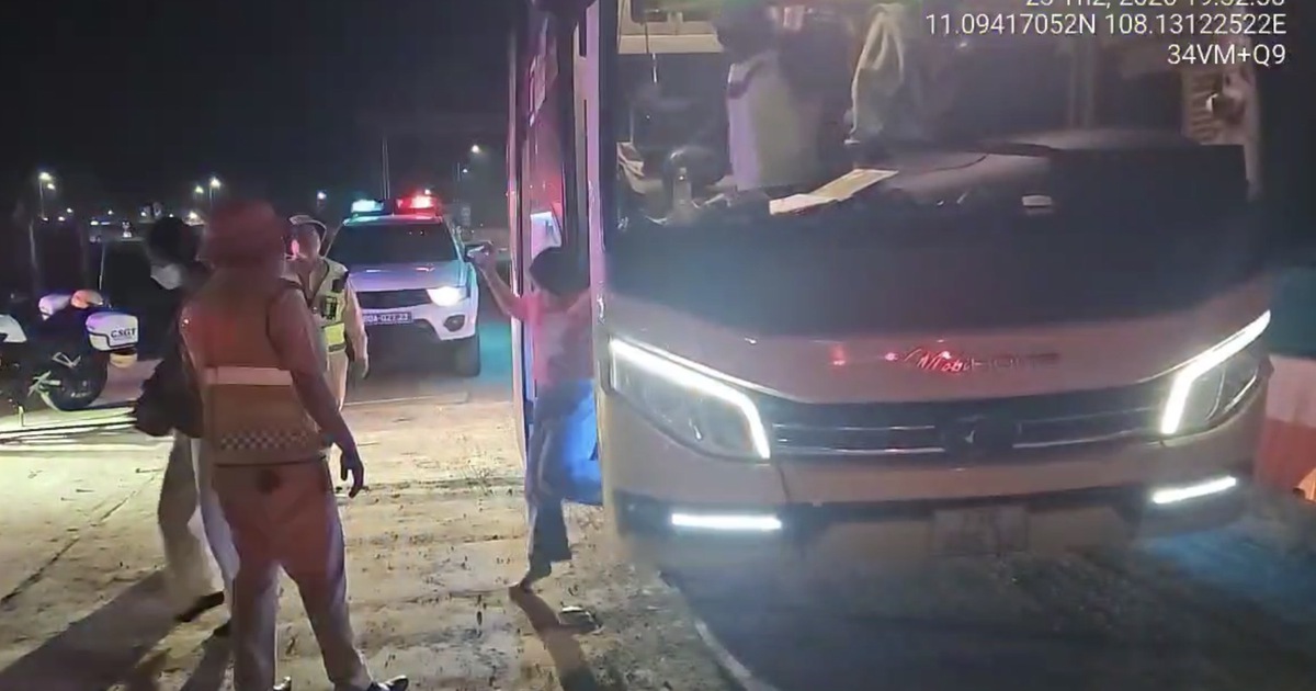 Xe khách 26 chỗ 'nhồi' 34 người trên cao tốc bị CSGT phạt 60 triệu đồng