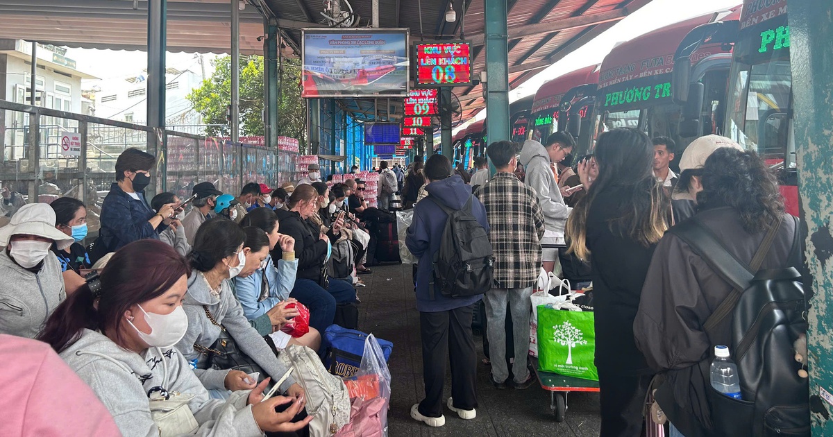 Hết tết vẫn chưa hết đông, mùng 7 Bến xe Miền Tây đông nghẹt người