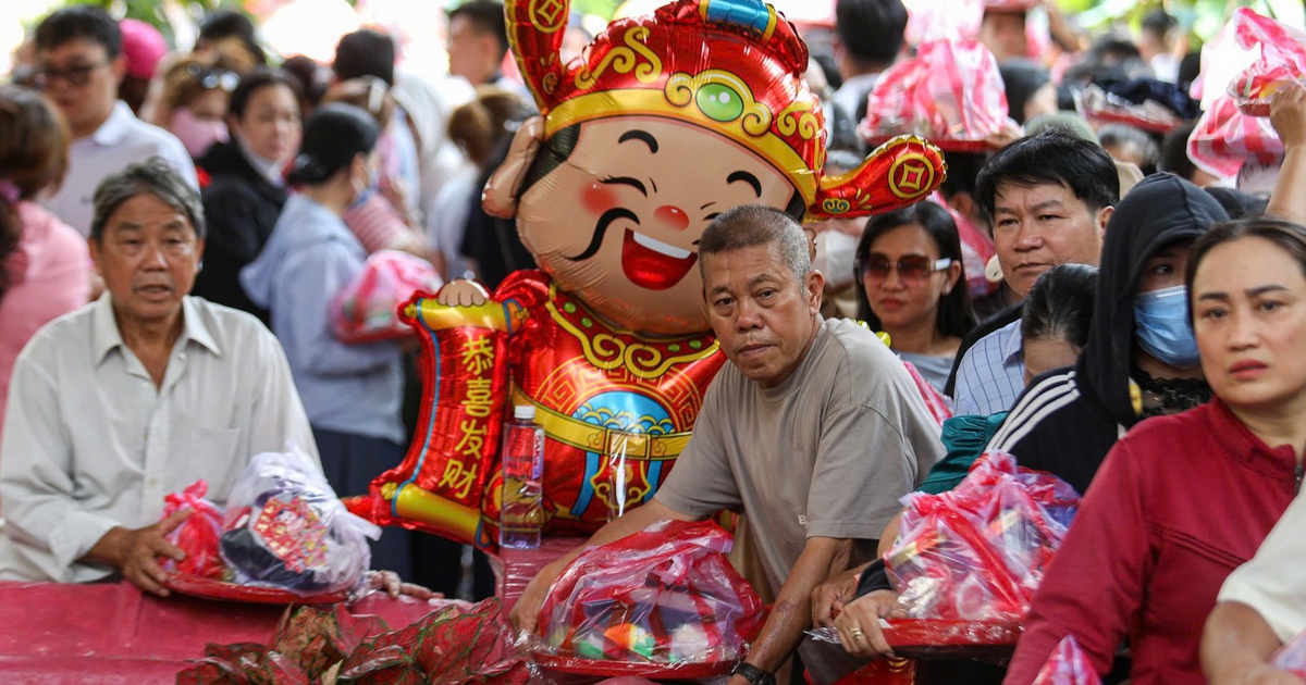 Dòng người xếp hàng dài chờ làm lễ chuyển vận ở chùa Ngọc Hoàng mùng 8 tết
