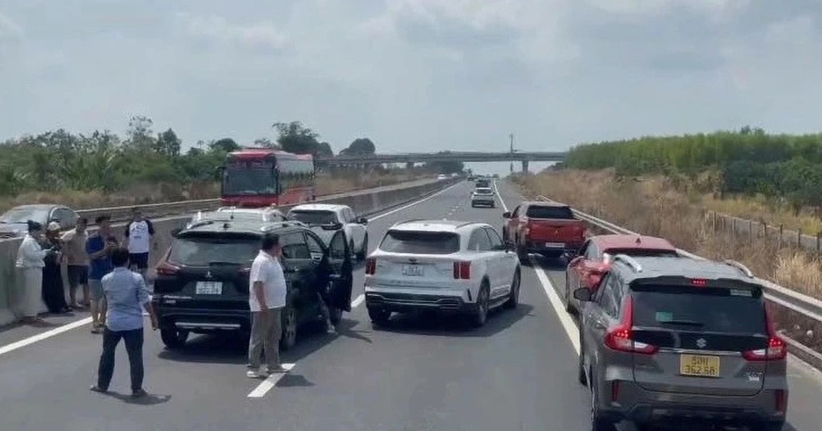 Chạy xe trên cao tốc sau tết: Mong bác tài nhẹ chân ga, chuẩn tay lái