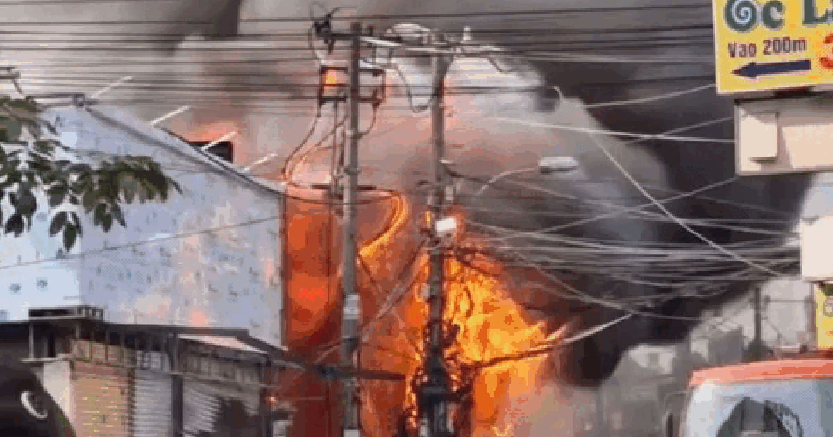 Cháy lớn thiêu rụi 3 cửa hàng ở TP.HCM