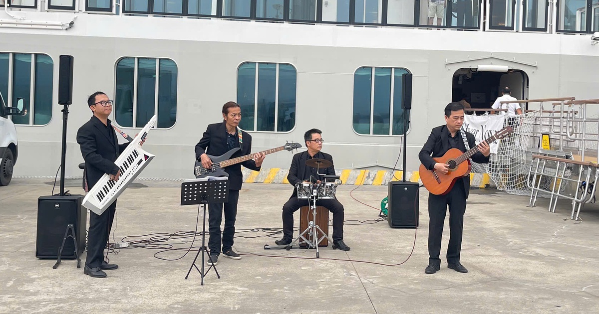 Du khách tàu biển đến vịnh Hạ Long được chào đón bằng âm nhạc