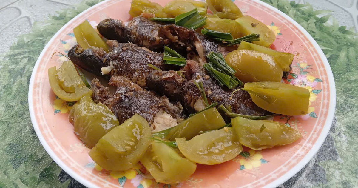 Hương vị quê hương: Rô đồng kho cà chua xanh