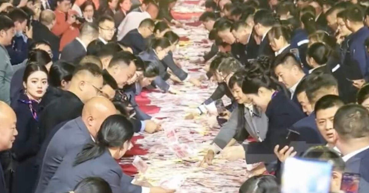 Sếp Trung Quốc chi 26 triệu USD thưởng tết, cho nhân viên 'vét tiền' thỏa thích