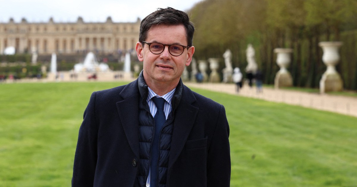 Chủ tịch Cung điện Versailles tiếp quản bảo tàng Louvre