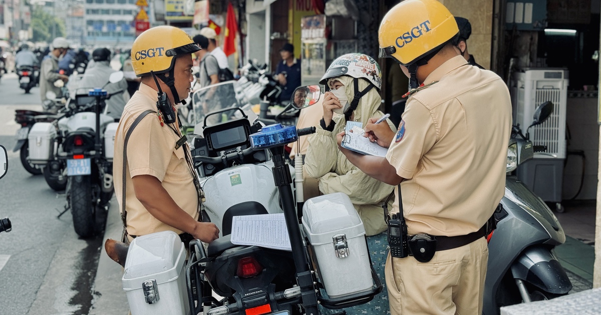 Tin đồn không gạt chân chống xe máy bị phạt 14 triệu đồng: CSGT nói gì?