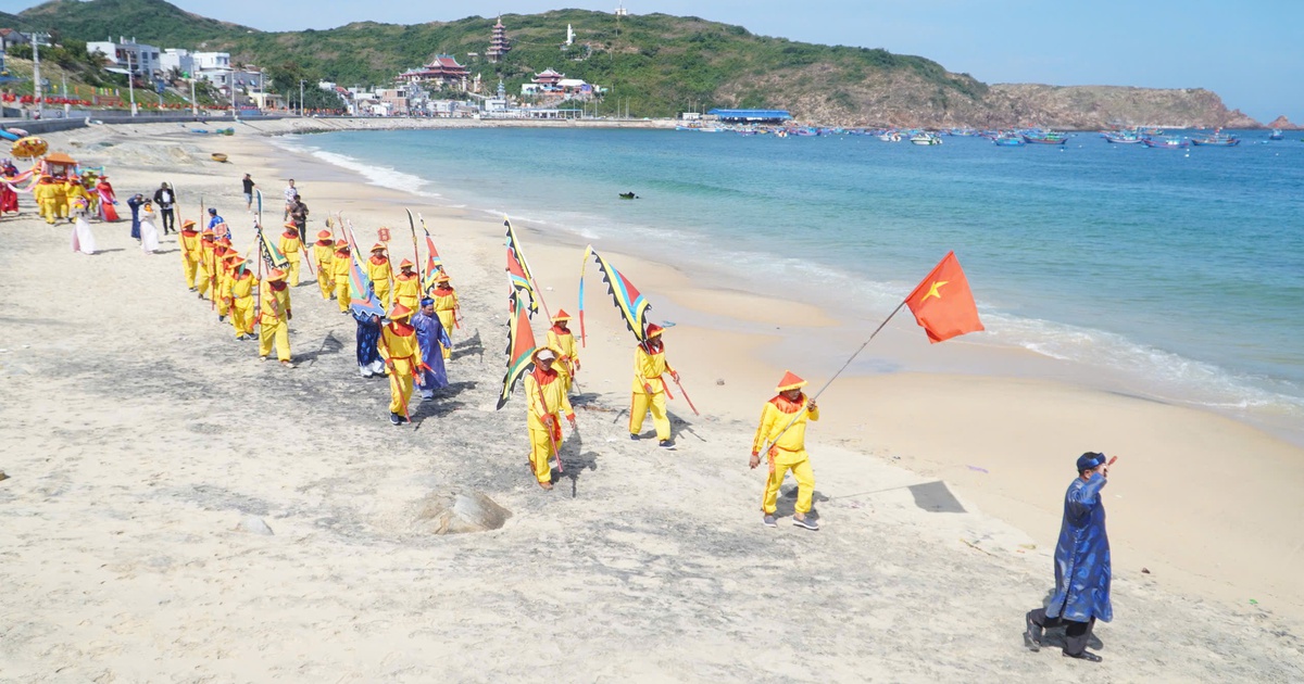 Rộn ràng lễ hội cầu ngư hơn 200 năm tuổi ở Quy Nhơn