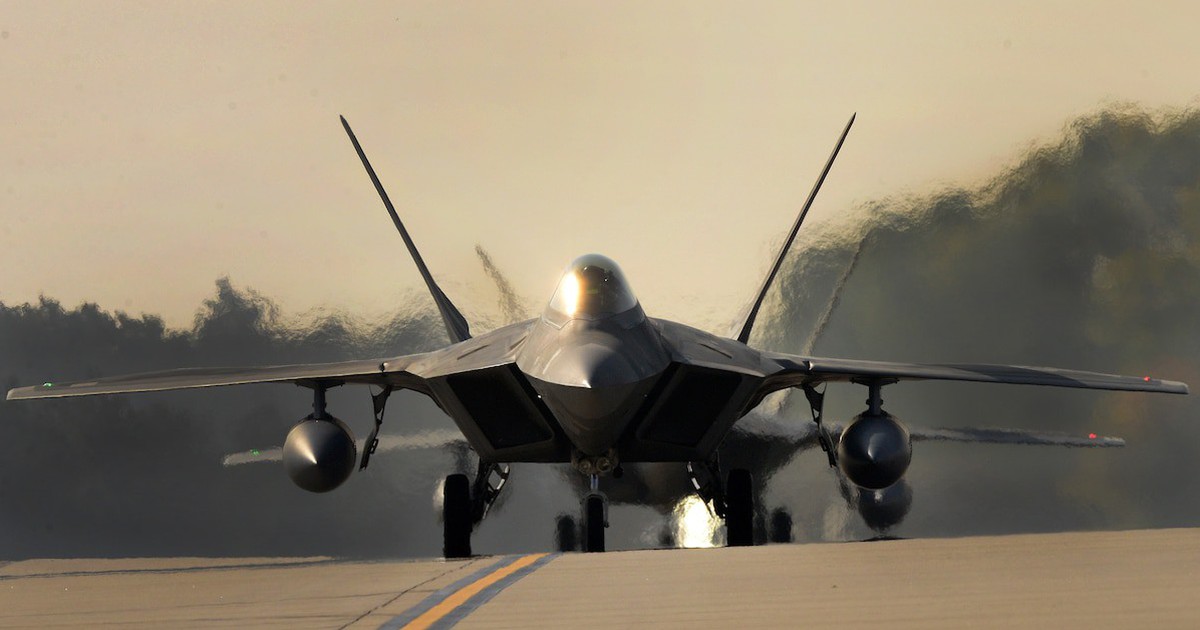 Mỹ điều tiêm kích tàng hình F-22 đến Trung Đông, cảnh báo Iran trước đàm phán