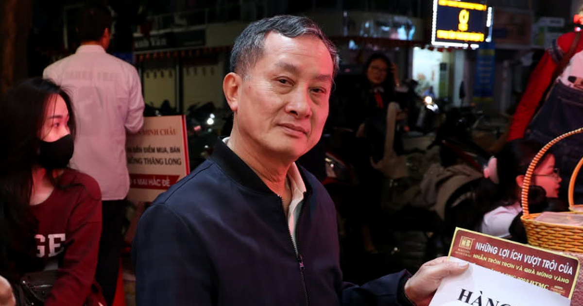 Xếp hàng xuyên đêm mua vàng cầu may ngày vía Thần tài