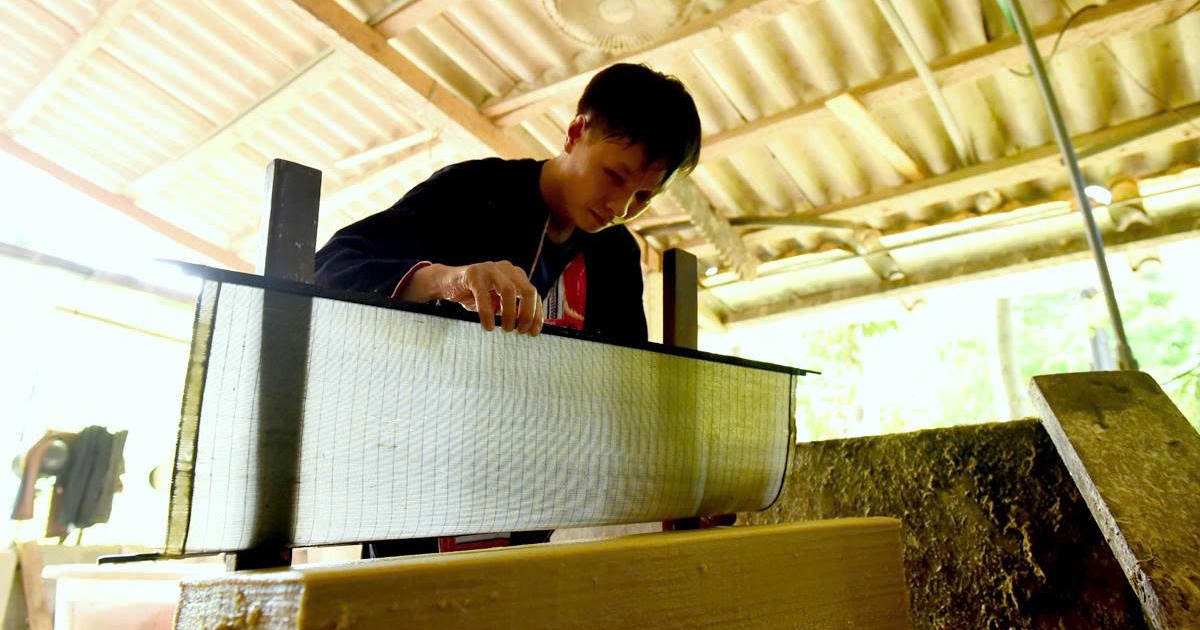 Giữ 'hồn' núi rừng trên giấy bản