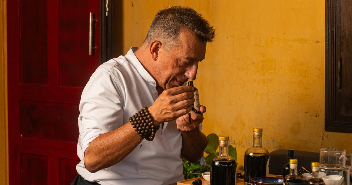 Khách Tây thử nước mắm, dệt thổ cẩm ở khách sạn 2 Keys MICHELIN ở Hội An