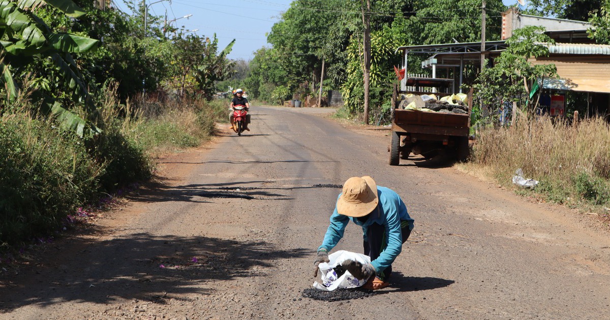 &Ocirc;ng Dũng khuyết tật đội nắng v&aacute; đường ở Đồng Nai, c&oacute; tiền cũng kh&ocirc;ng l&agrave;m được