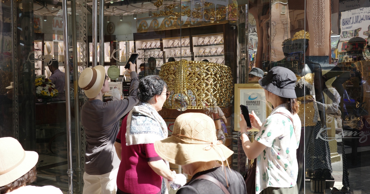 Chợ vàng Dubai tấp nập khách du lịch