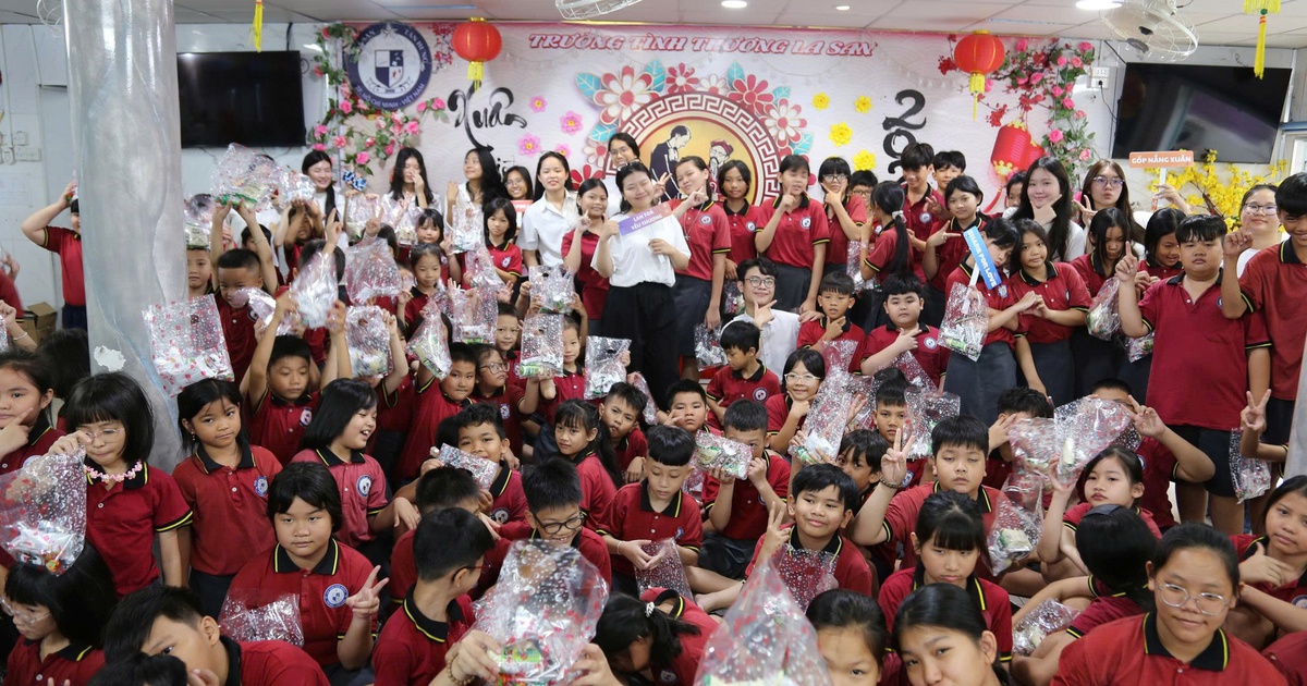 Nhóm sinh viên cùng ‘Góp nắng xuân’ một cách ý nghĩa