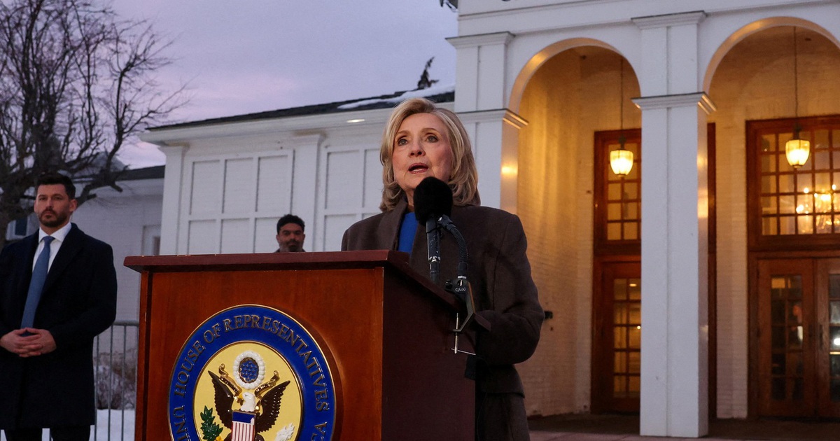 Ra điều trần về vụ Epstein, bà Clinton nói ông Trump cũng phải điều trần