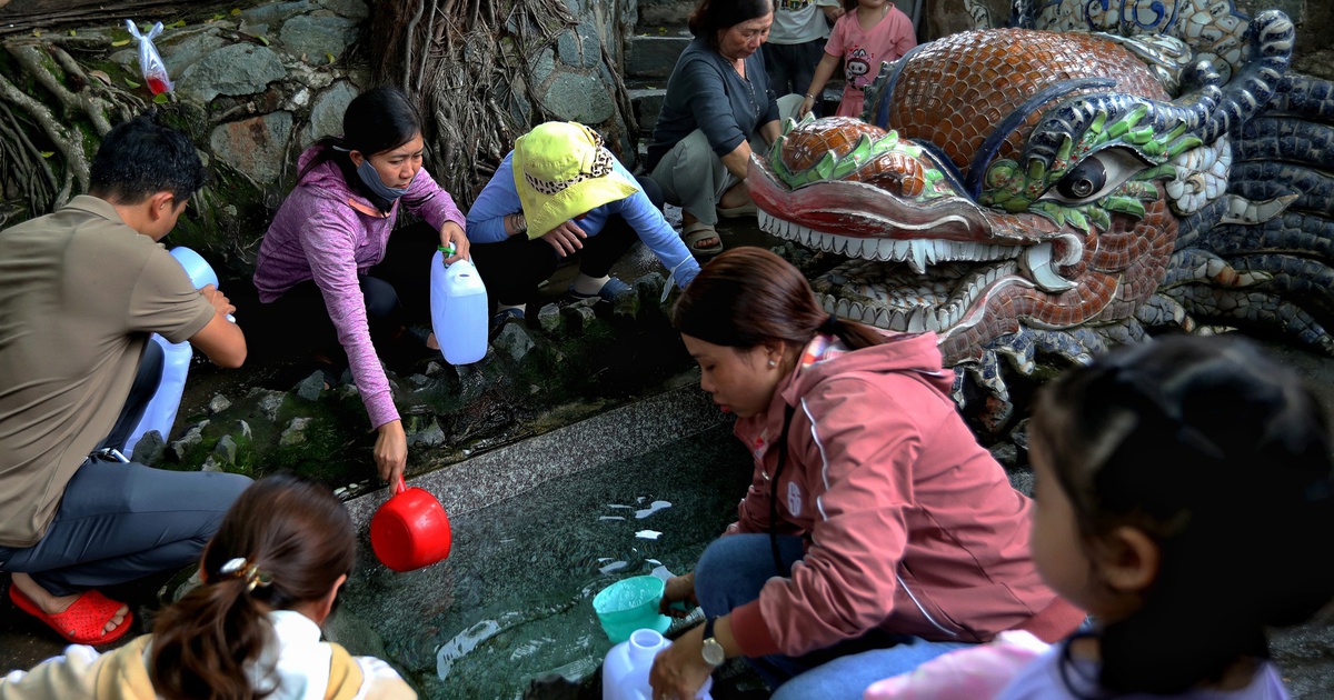 Nhộn nhịp dòng người lấy 'lộc' từ mạch nước ngầm trăm năm ở TP.HCM