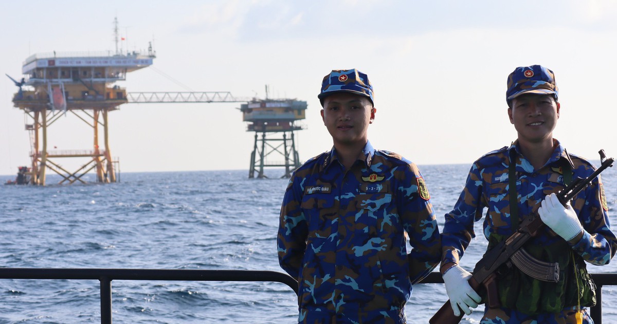 Điểm tựa 'thép' giữa trùng khơi giúp ngư dân bám biển