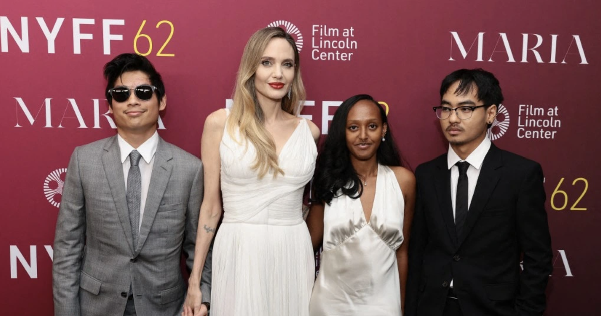 Con trai Angelina Jolie bỏ theo họ của Brad Pitt