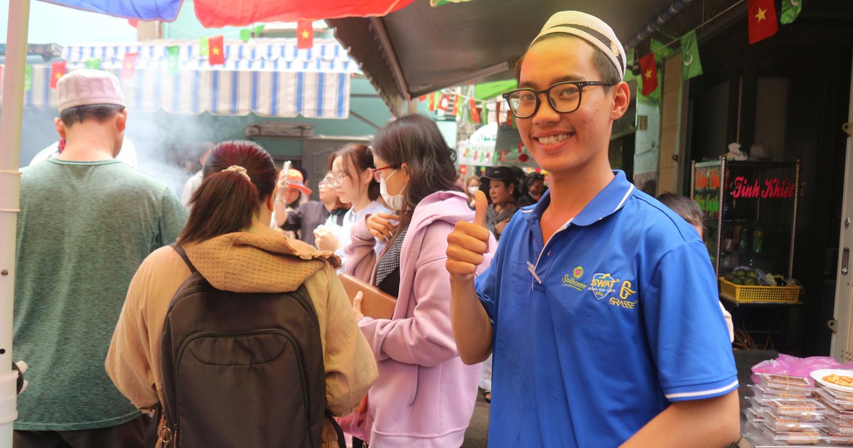 Chỉ xuất hiện 1 tháng/năm: Chợ Ramadan hẻm 157 chiều nào cũng cháy hàng