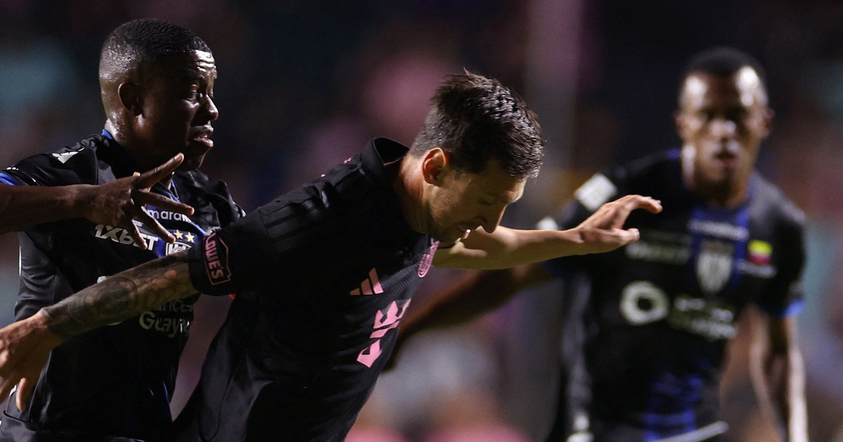 Messi bị CĐV quá khích quật ngã ngay trong trận giao hữu tại Puerto Rico, an ninh ‘toát mồ hôi’