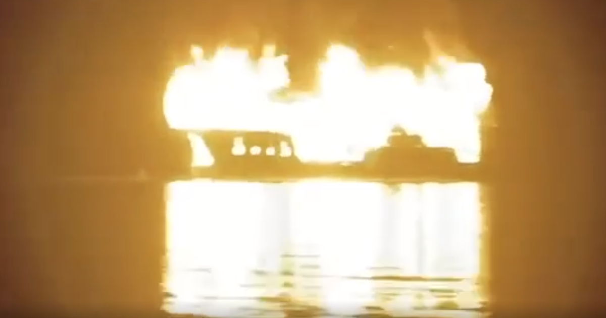 Tàu du lịch cháy ngùn ngụt trên vịnh Hạ Long