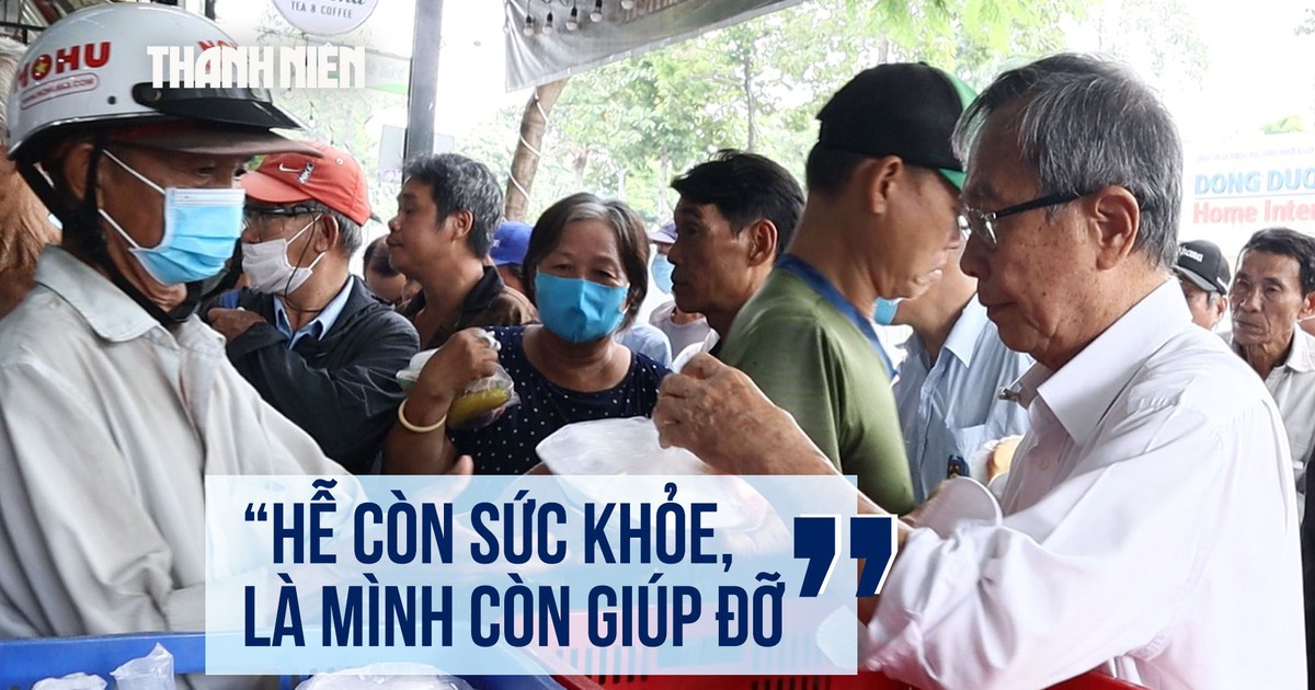 Triết lý 'còn xài được còn làm' của giáo sư 10 năm bưng cơm từ thiện