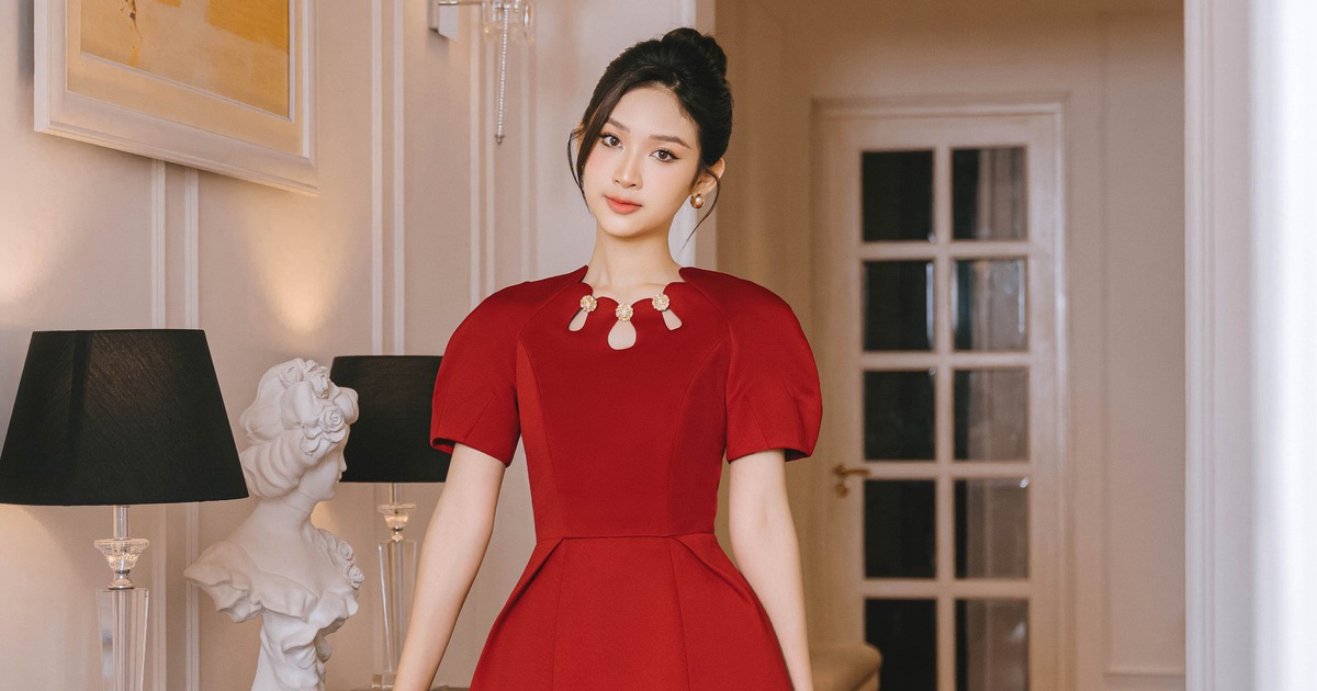 Điểm nhấn với trang phục khoét cổ ngực tinh tế, cuốn hút