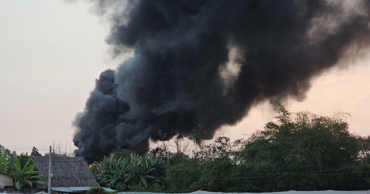 TP.HCM: Nỗ lực dập tắt vụ cháy kho nệm tại xã Củ Chi