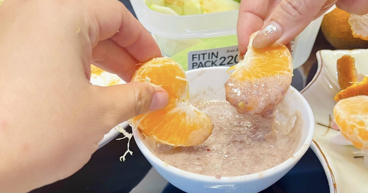 Cam b&ugrave; chấm mắm ruốc g&acirc;y tranh c&atilde;i: Vị chua ngọt h&ograve;a mặn đậm ra sao?