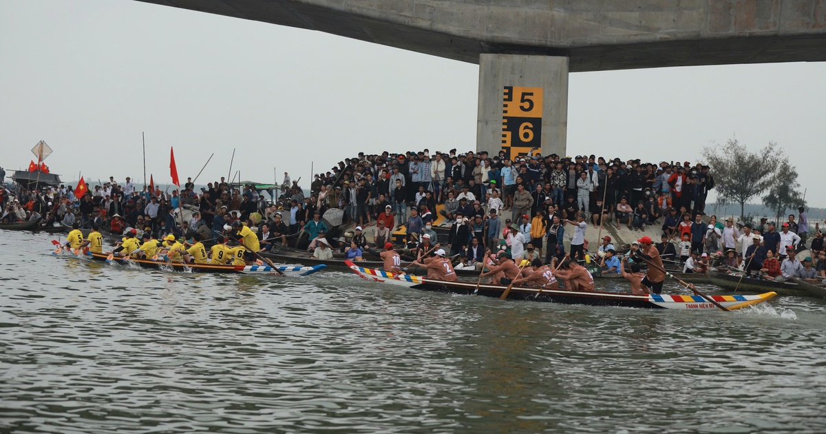 Lật thuyền trước khai mạc giải đua ghe trên phá Tam Giang, hai mẹ con tử vong