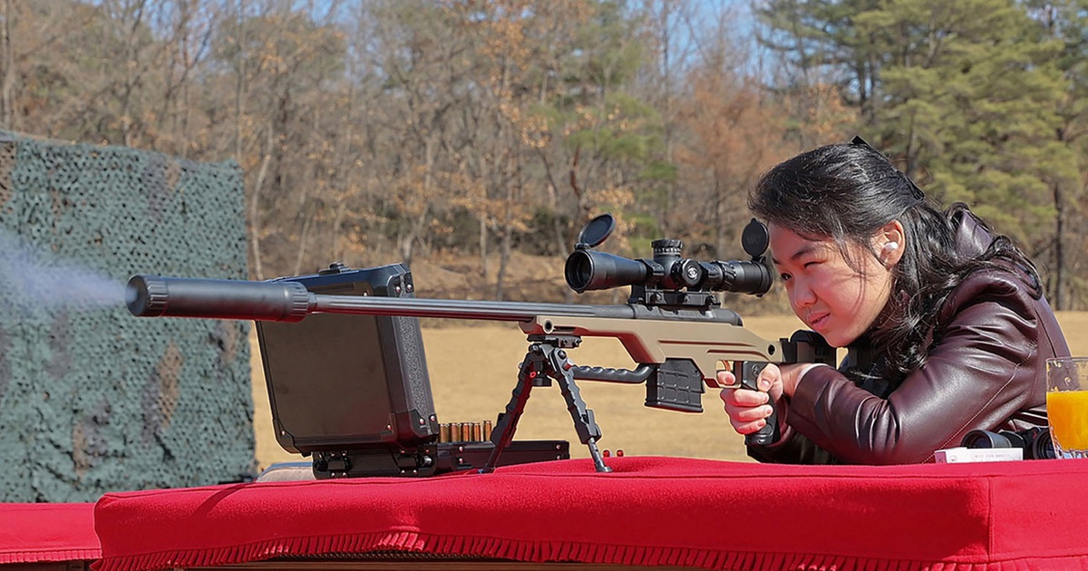 Triều Tiên công bố ảnh con gái ông Kim Jong-un dùng súng bắn tỉa