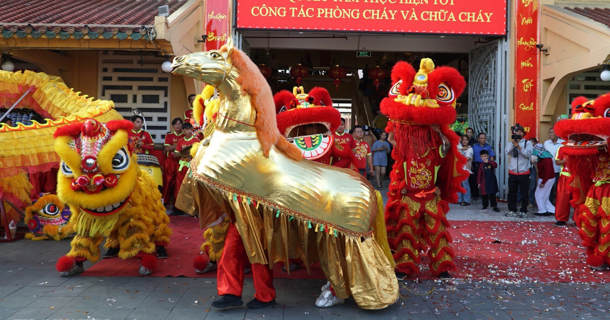 Lễ Kỳ Y&ecirc;n chợ B&igrave;nh T&acirc;y: M&agrave;n m&uacute;a ngựa lạ mắt thu h&uacute;t đ&ocirc;ng người xem