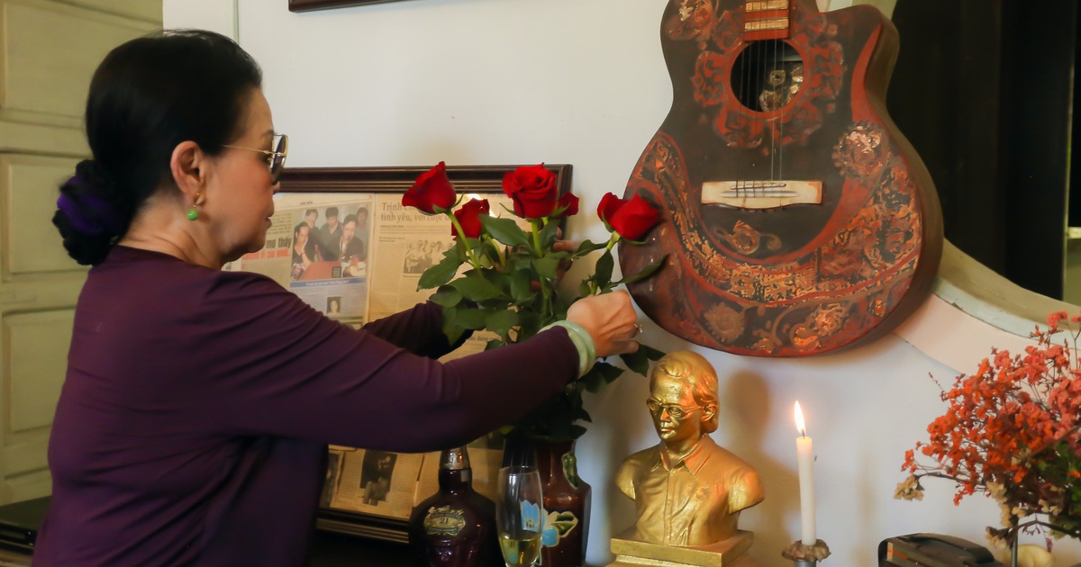 Xúc động khoảnh khắc danh ca Khánh Ly thăm Gác Trịnh tại Huế