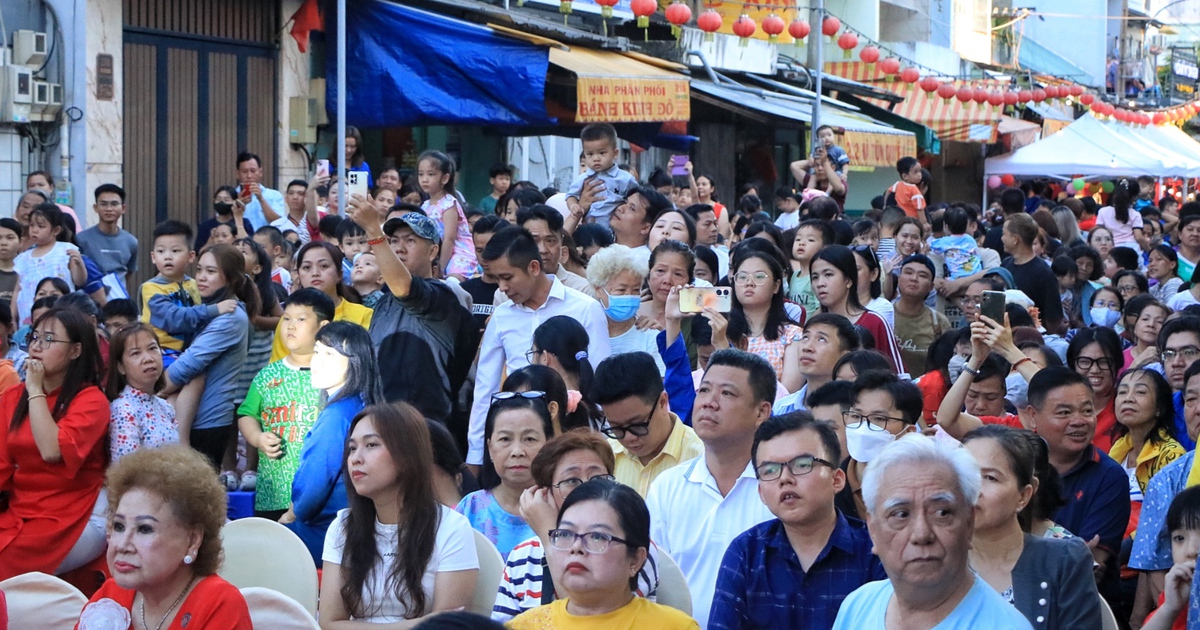 'Biển người' đổ về đường Hà Tôn Quyền TP.HCM chơi Lễ hội Nguyên tiêu