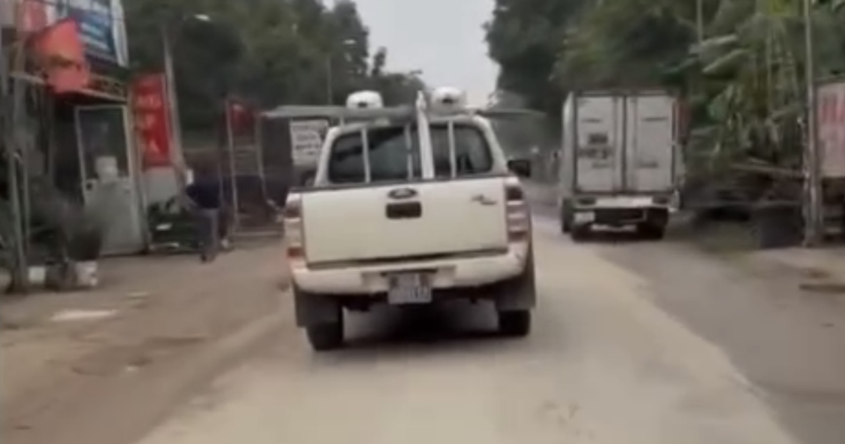 Bị người dân quay clip 'mách' CSGT, xe ô tô biển xanh 'lộ' hàng loạt lỗi