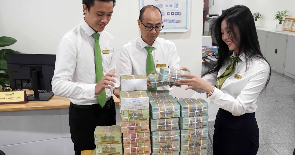 Thấy gì khi người dân, doanh nghiệp ùn ùn gửi tiền vào ngân hàng?